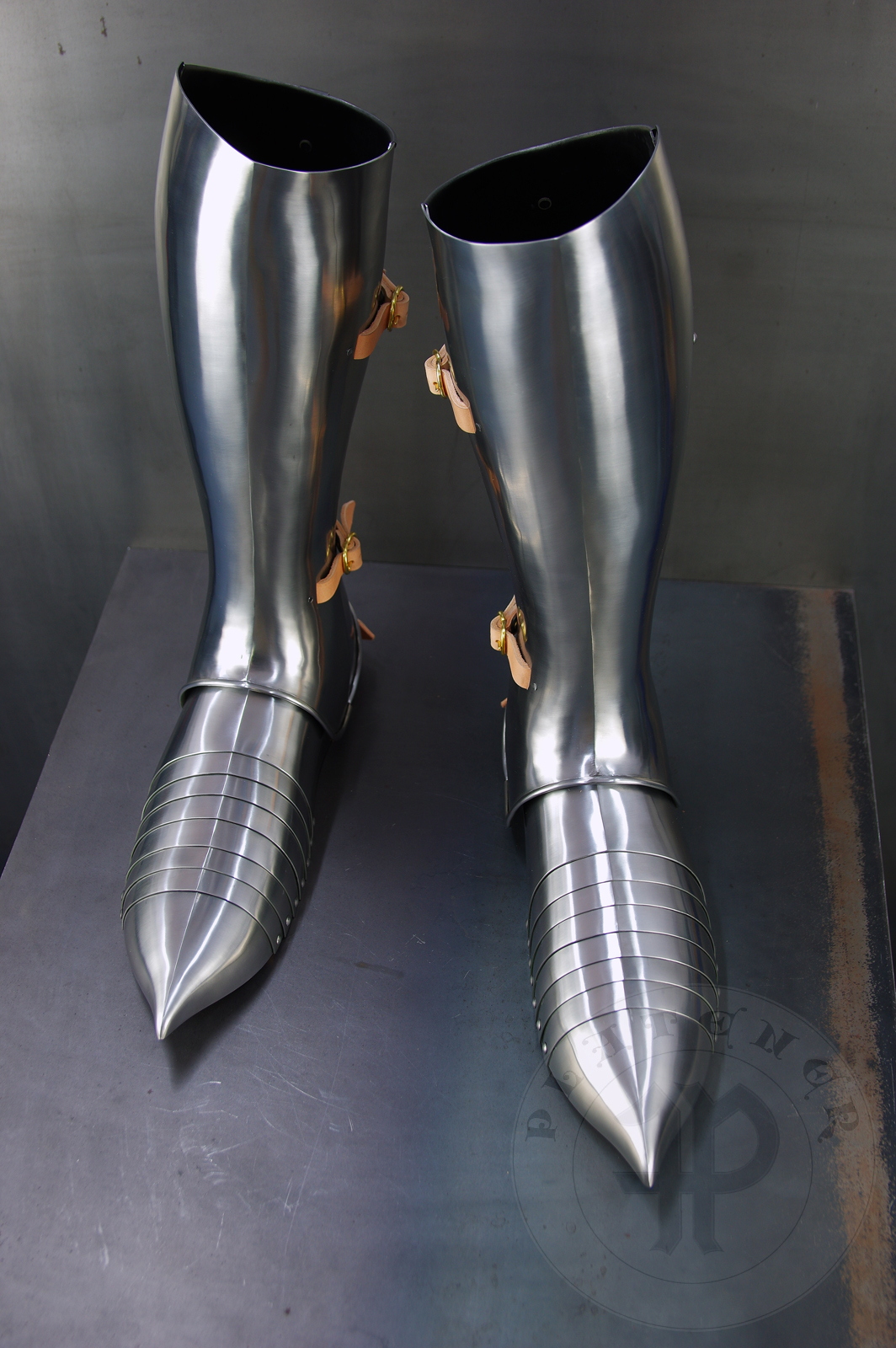 Full leg harness for end of XIV c., begin of XV c. period. Made of medium carbon steel and spring steel from 1,5; 1,2 mm and 1 mm thickness. Poleyns have characteristic pointed shape. Heat hardened and tempered up to 42 HRC. / Pene bigwanty pytowe datowane na koniec XIV wieku i pocztek XV. Wykonane w caoci ze stali redniowglowej i sprynowej o grubociach 1,5 mm; 1,2 mm i 1 mm. Nakolanniki posiadaj charakterystyczny szpiczasty ksztat. Wszystkie elementy hartowane i odpuszczane do 42 HRC. 